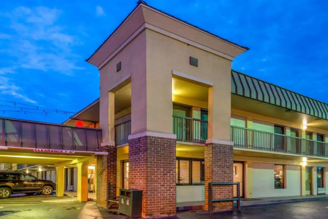 Quality Inn Savannah Historic District Buitenkant foto