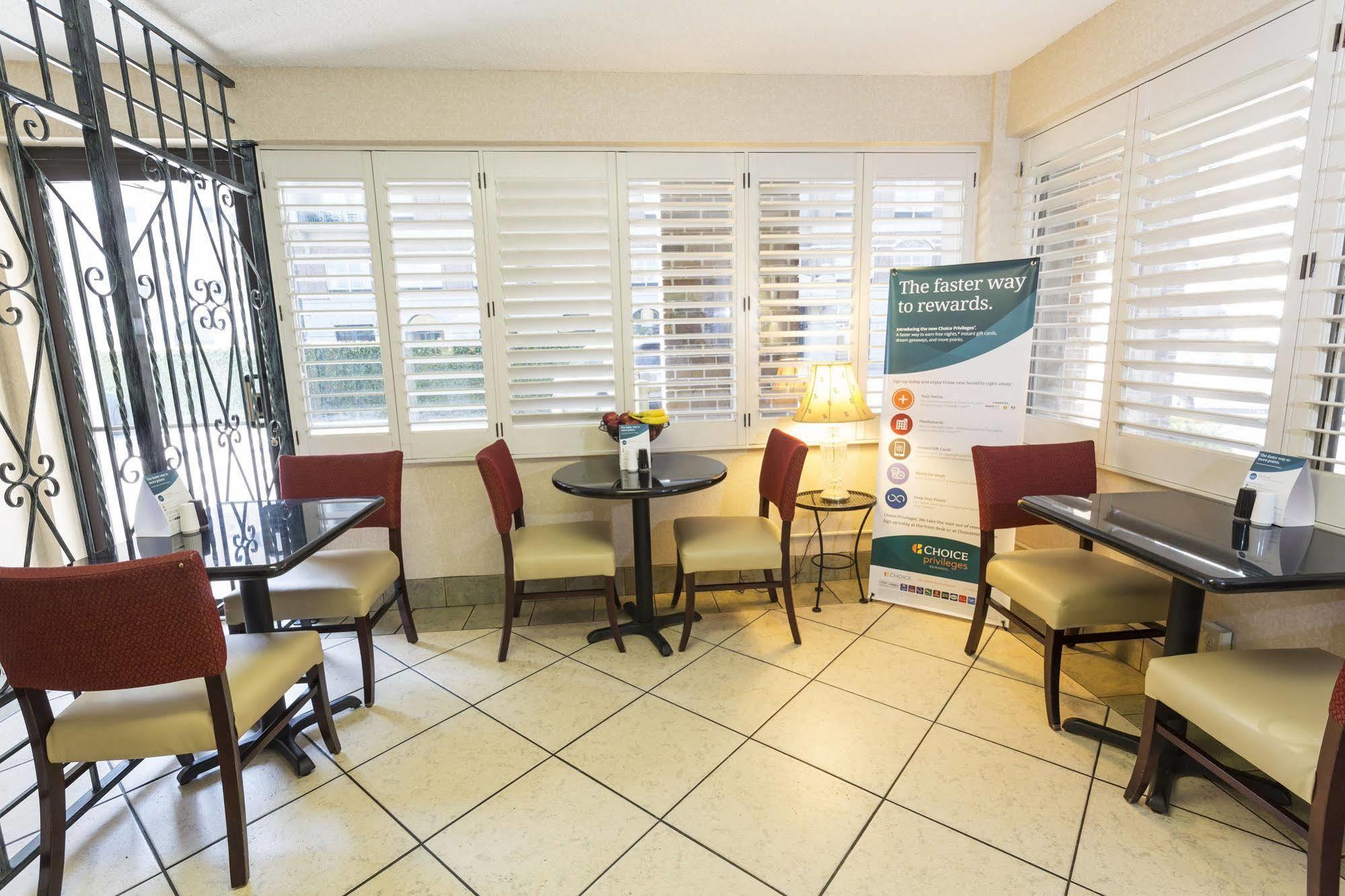 Quality Inn Savannah Historic District Buitenkant foto